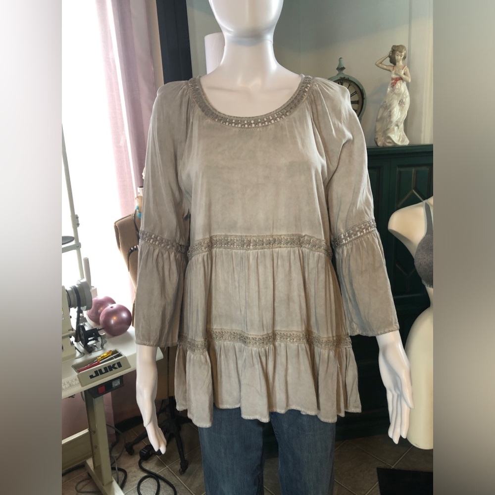 Women’s Light Wash Gray Bohemian Lace Trim Tunic
With ruffle
Size L